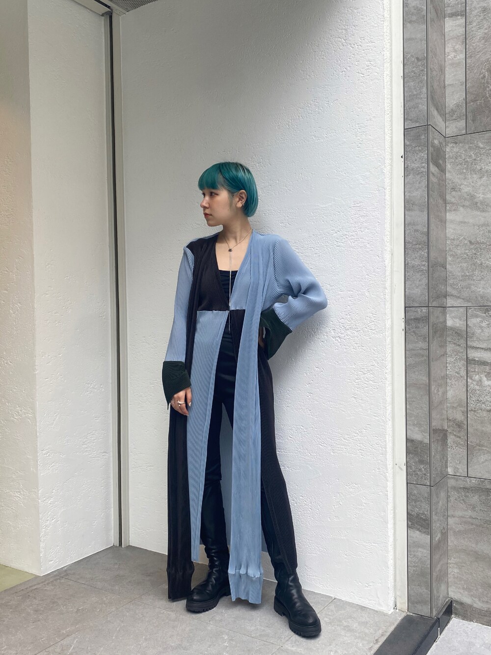 ブルー系のニット/セーターを着用したレディースの春コーディネートの2枚目の写真