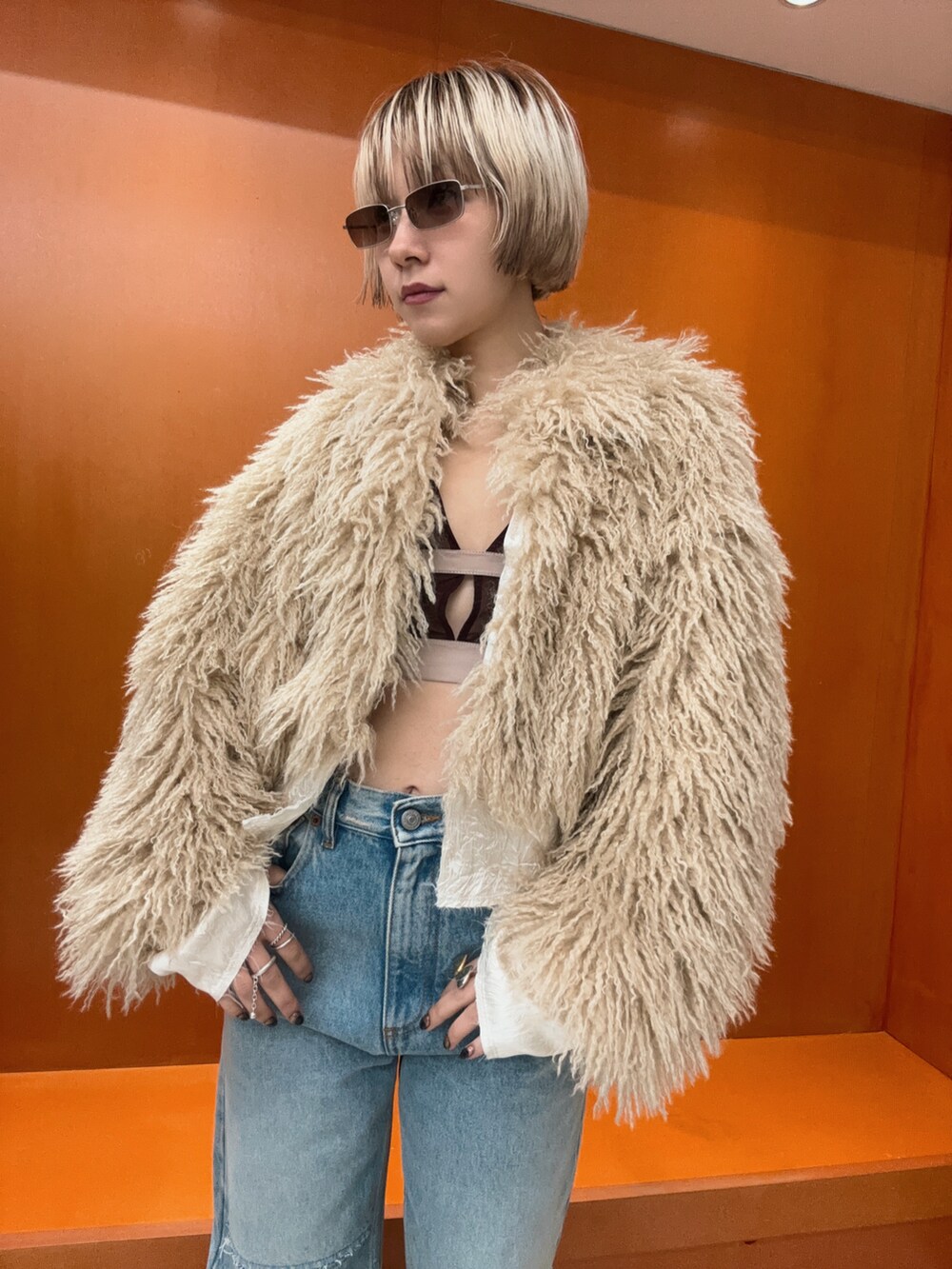 「秋コーデ、ファー、デニム、デニムパンツ、きれいめカジュアル、パンツスタイル、低身長女子、ベージュ、ロングブーツ、ファージャケット」｜「FETICOのアイテム（アンダーウェア、ブラウン系）」を使った、林﨑咲良さん（骨格ウェーブ・レディース・153cm）の秋コーディネートの2枚目の写真