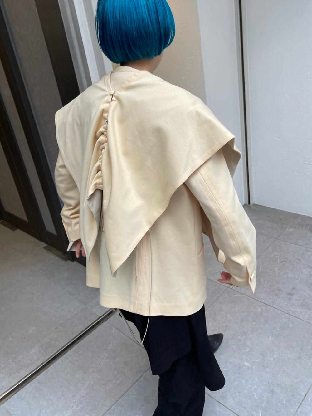 「春コーデ、低身長女子、淡色コーデ、ベスト、パステル映える春、パステルカラー、レイヤードスタイル、ワンピース、テーラードジャケット、モード、ブーツ、ビックシルエット」｜「Jensのアイテム（ベスト、イエロー系）」を使った、林﨑咲良さん（レディース・153cm）の春コーディネートの3枚目の写真