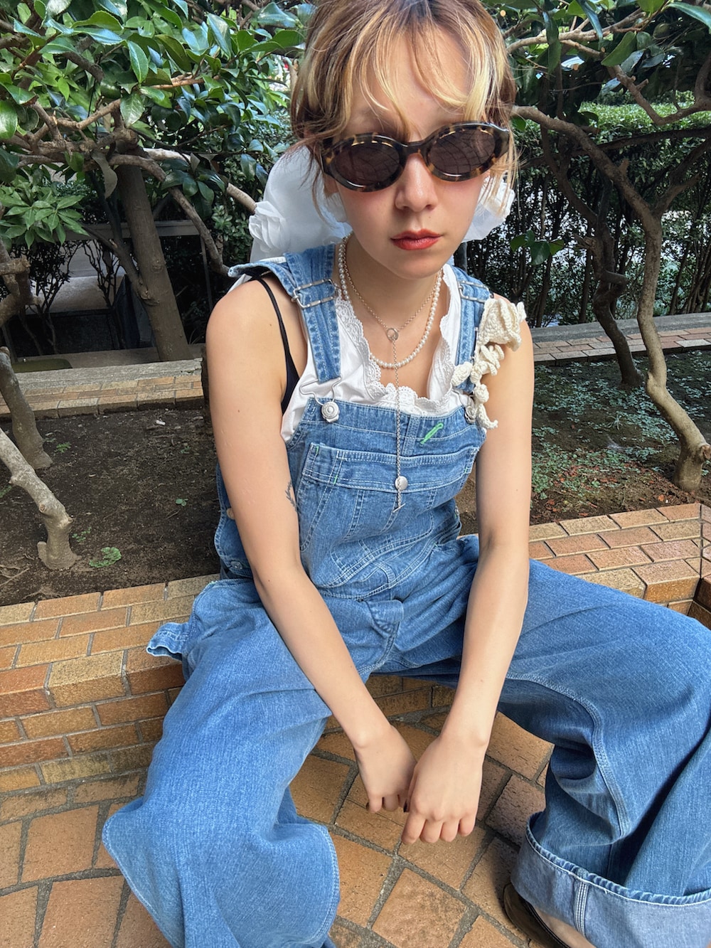 「夏ルックで気分アップ、デニム、サングラス、オトナ女子、夏服コーデ、カジュアルガーリー、夏ファッション、オーバーオール、シュシュ、オールインワン、ブルー、ラフコーデ、ノースリーブ、刺繍ブラウス、バレエシューズ」｜「HOLIDAYのHOLIDAY SLIM FLARE DENIM OVER-ALL 20202227（つなぎ/オールインワン、ブルー系）」を使った、林﨑咲良さん（骨格ウェーブ・レディース・153cm）の夏コーディネートの2枚目の写真
