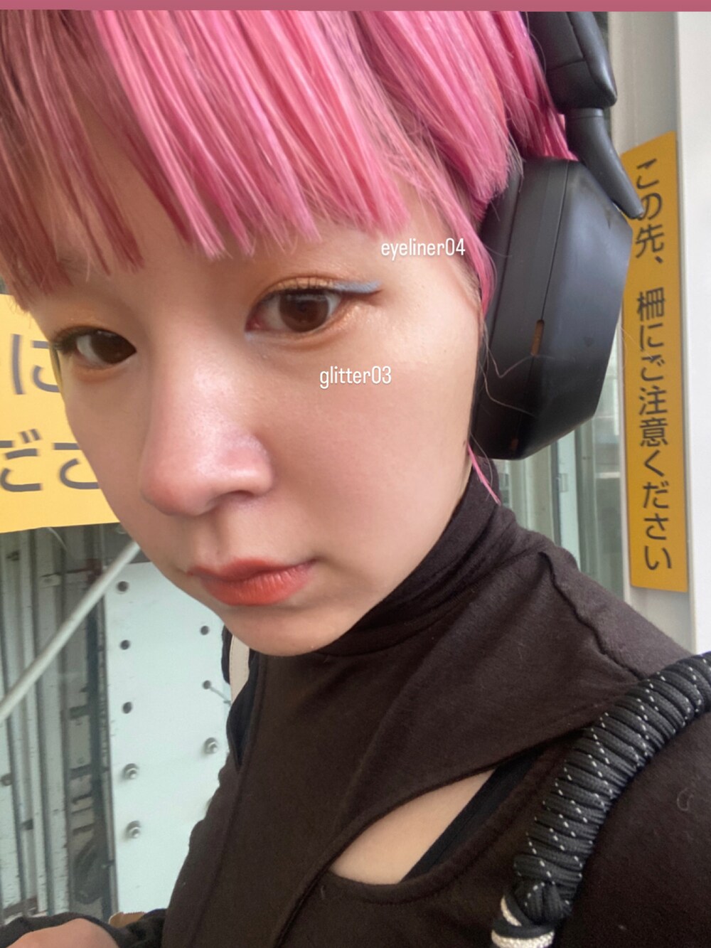 ブラウン系のトップス、ブラック系のブーツ、ホワイト系の付け襟を着用したレディースの春コーディネートの3枚目の写真