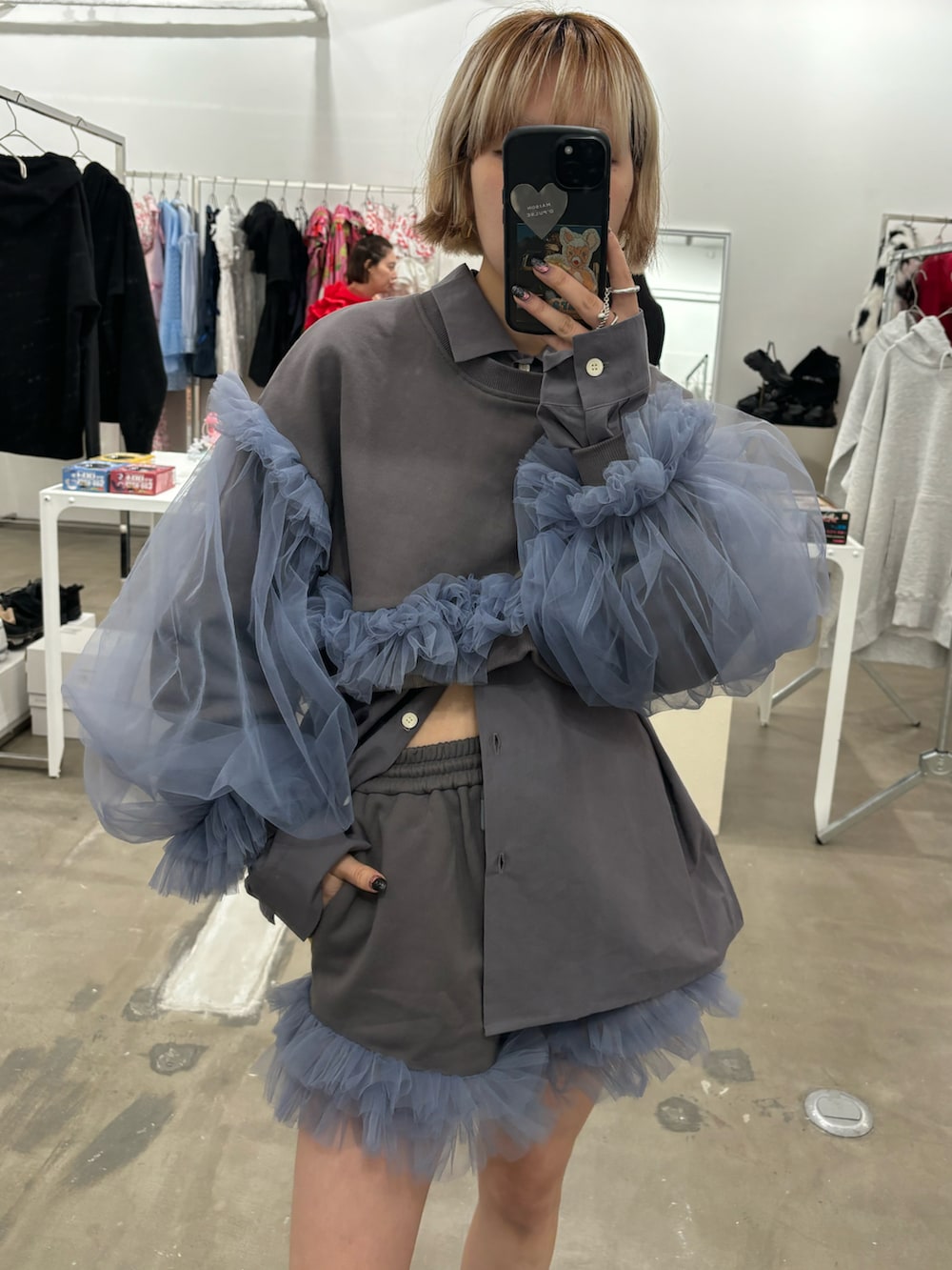 「レイヤードスタイル、デニム、低身長コーデ、シャツスタイル、チョーカー、着回しコーデ、ミニワンピ、ショートパンツ、スウェットパンツ、スウエット、ショート丈トップス、リボン、トラックパンツ、スポーツミックス、チュール」｜「VIVIANOのアイテム（スウェットパンツ、グレー系）」を使った、林﨑咲良さん（骨格ウェーブ・レディース・153cm）の秋コーディネートの2枚目の写真