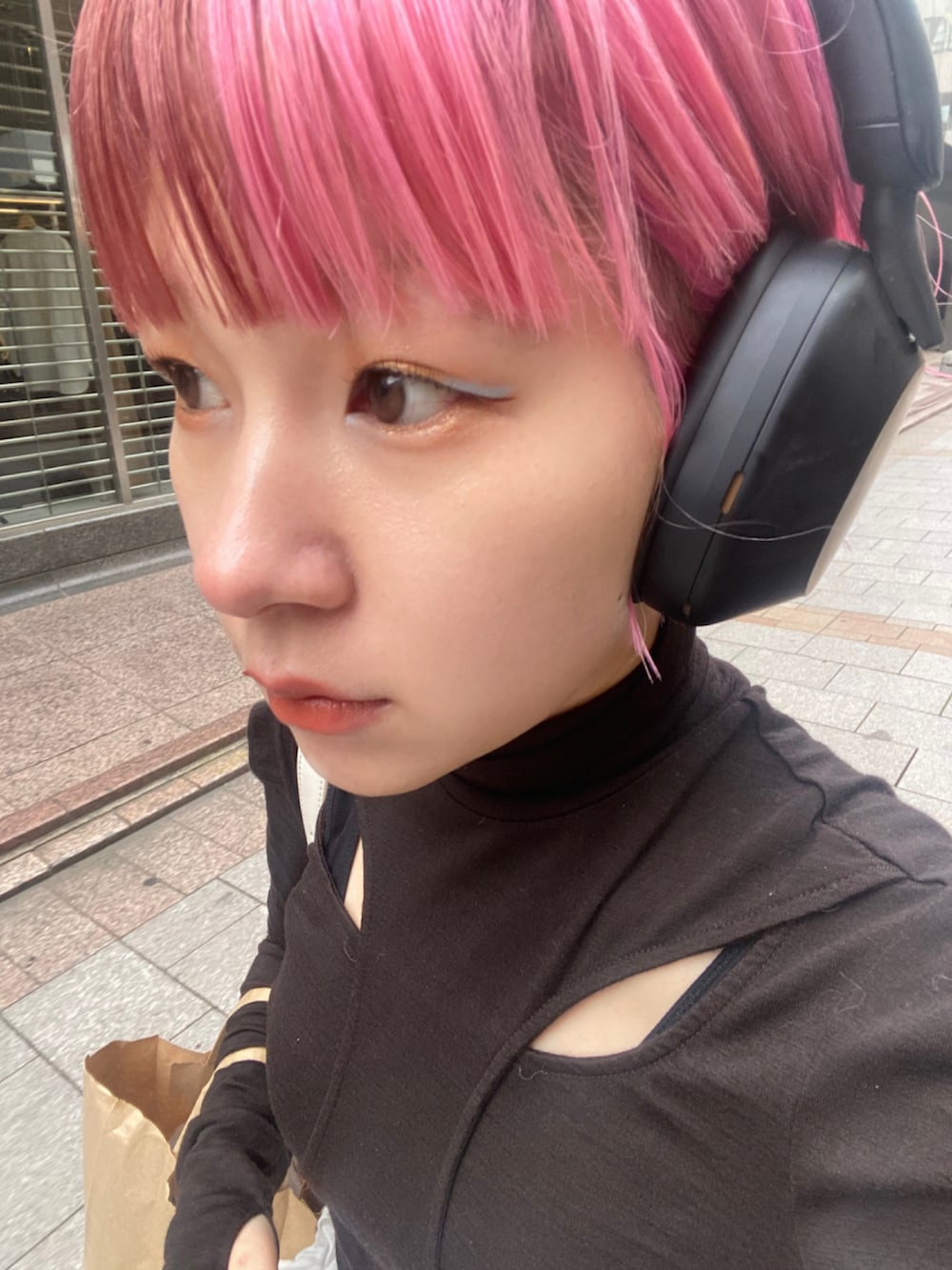 ブラウン系のトップス、ブラック系のブーツ、ホワイト系の付け襟を着用したレディースの春コーディネートの2枚目の写真