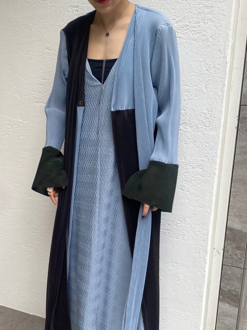 ブルー系のニット/セーターを着用したレディースの春コーディネートの3枚目の写真