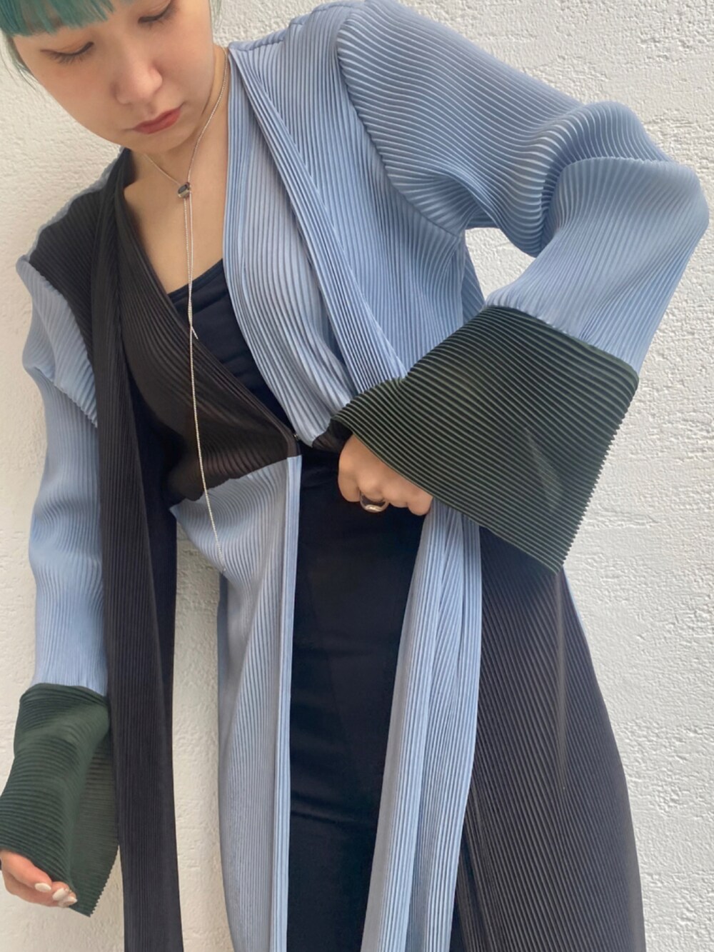 ブルー系のニット/セーターを着用したレディースの春コーディネートの4枚目の写真