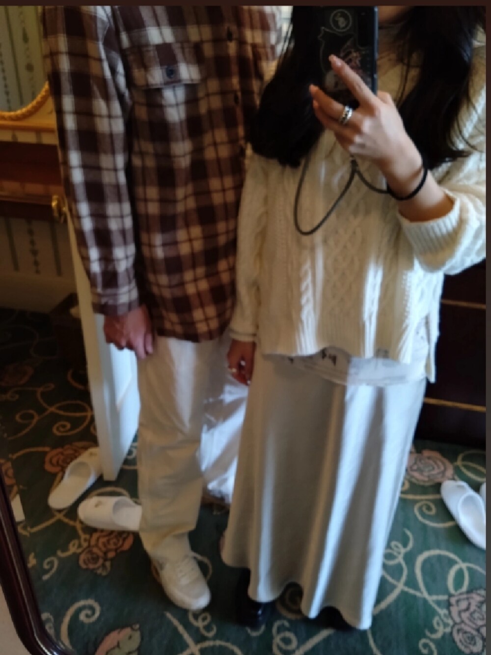 シルバー系のブーツ、ブラウン系のシャツ/ブラウスを着用したレディースの春コーディネートの2枚目の写真