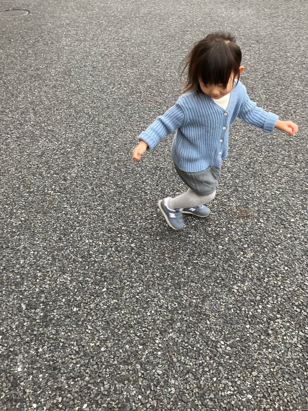 ブルー系のカーディガン/ボレロ、グレー系のその他パンツ、ブルー系のスニーカーを着用したキッズの冬コーディネートの2枚目の写真