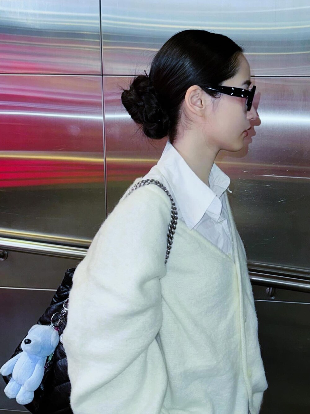 ホワイト系のカーディガン/ボレロ、ホワイト系のシャツ/ブラウス、ブラック系のメガネを着用したレディースの春コーディネートの3枚目の写真