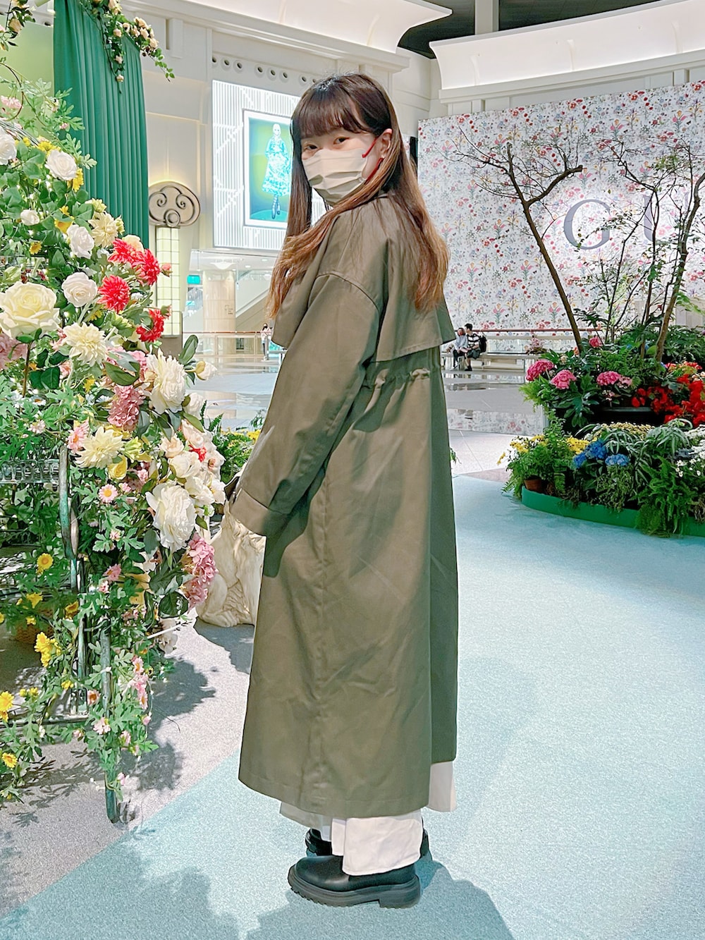 「春服デビュー宣言、オトナ女子、カジュアル、グリーン、スカート、低身長コーデ、春コーデ、休日コーデ、BEAMS」｜「BEAMS HEARTのBEAMS HEART / オーバーヨーク ビッグコート（トレンチコート、グリーン系）」を使った、Tiffさん（レディース・155cm）の春コーディネートの2枚目の写真