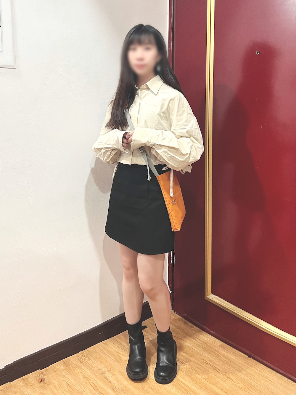 ベージュ系のシャツ/ブラウス、オレンジ系のショルダーバッグ、ブラック系のシューズを着用したレディースの秋コーディネートの3枚目の写真