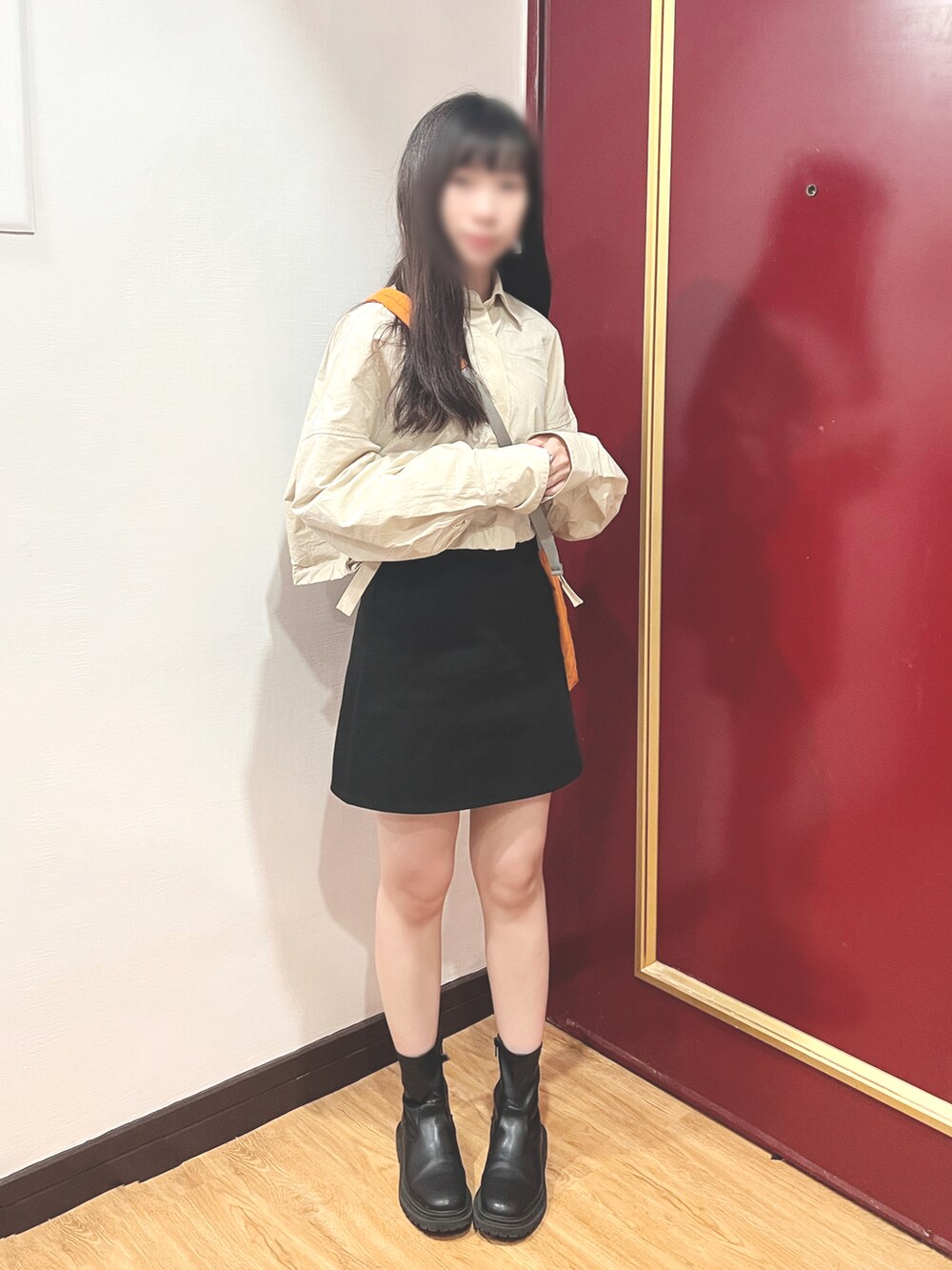 ベージュ系のシャツ/ブラウス、オレンジ系のショルダーバッグ、ブラック系のシューズを着用したレディースの秋コーディネートの2枚目の写真