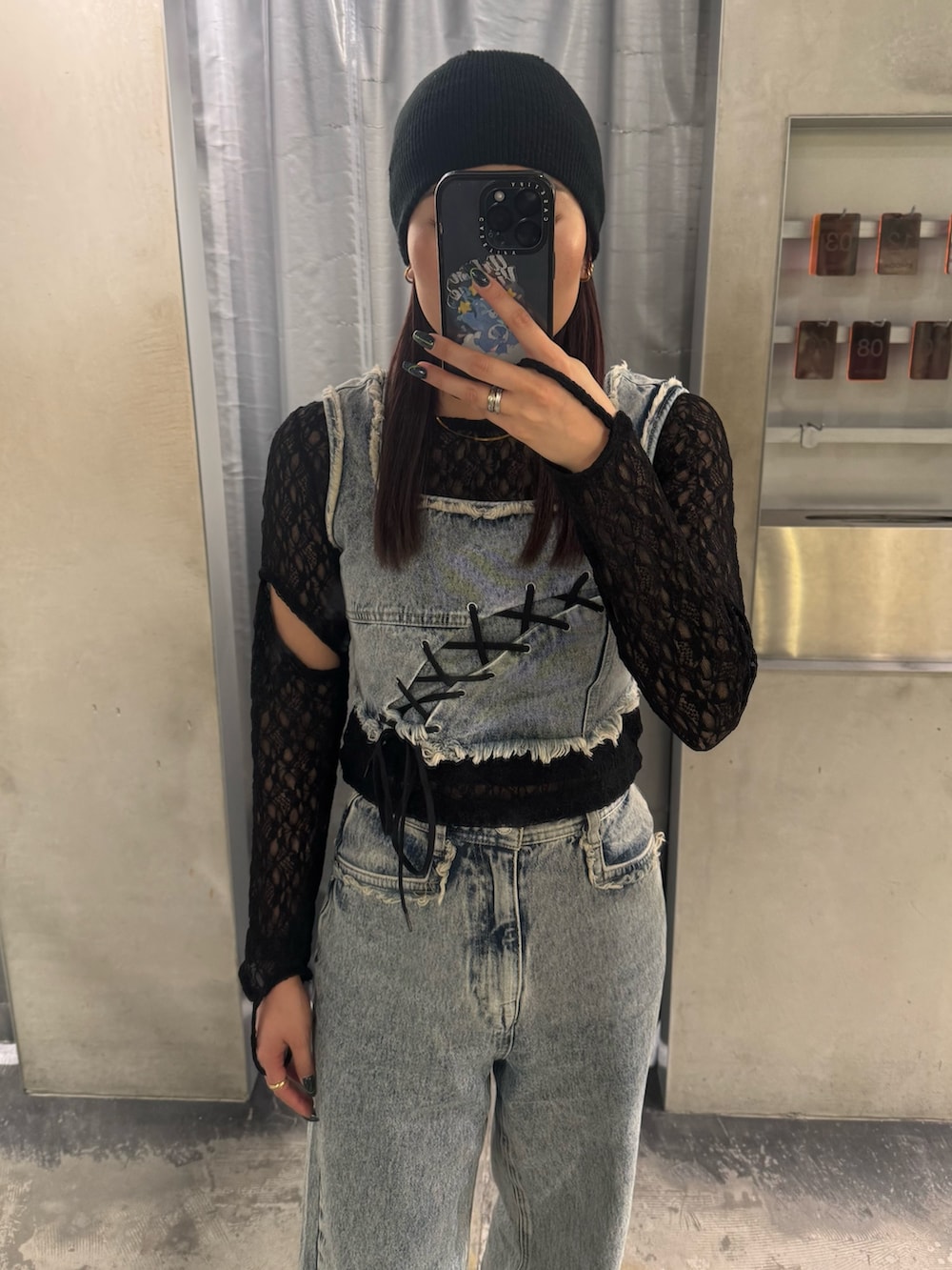 ブラック系のTシャツ/カットソー、ブルー系のタンクトップ、ブルー系のデニムパンツを着用したレディースの春コーディネートの4枚目の写真