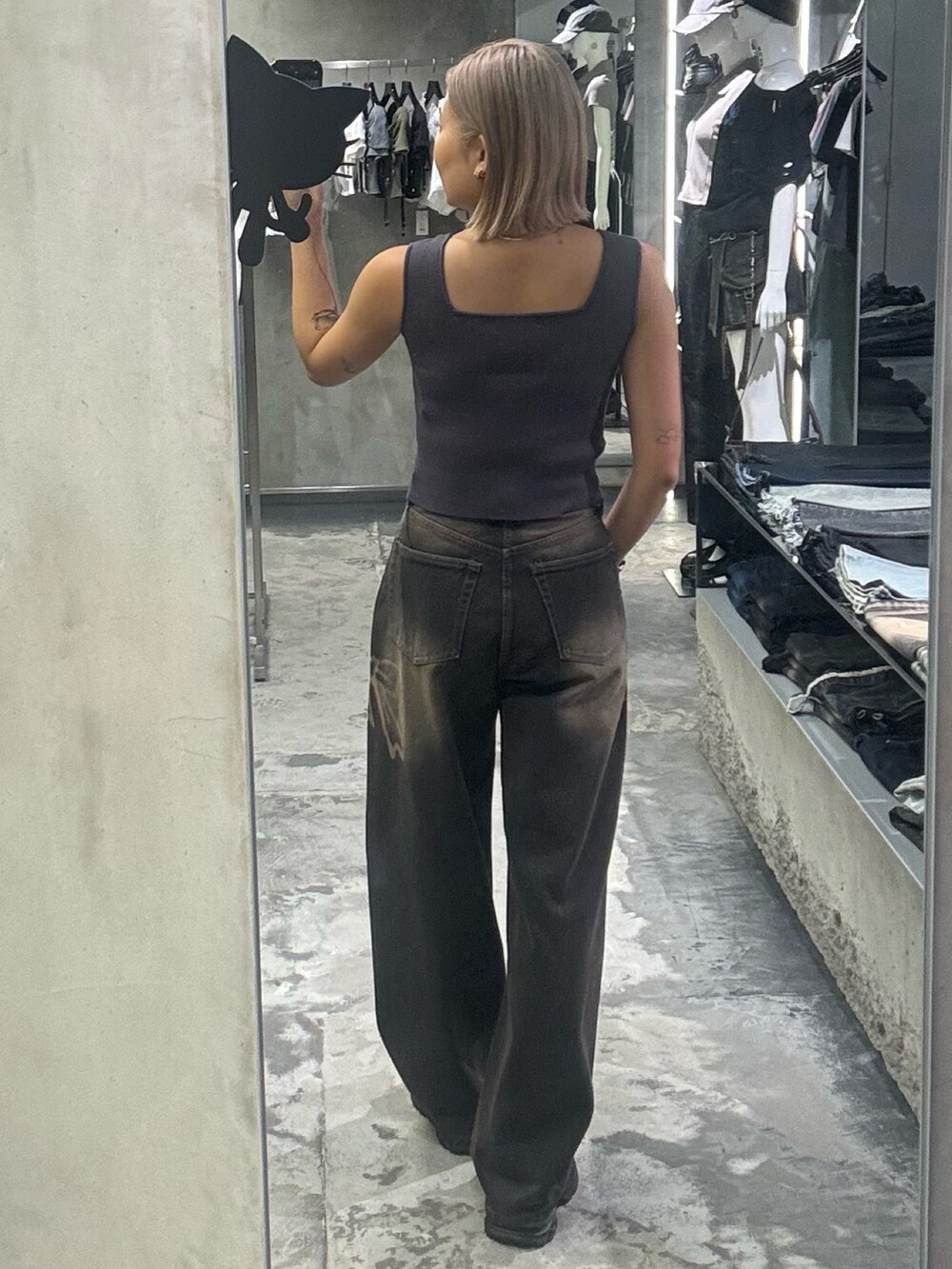 グレー系のTシャツ/カットソー、ブラック系のデニムパンツ、ブラック系のサンダルを着用したレディースの夏コーディネートの3枚目の写真