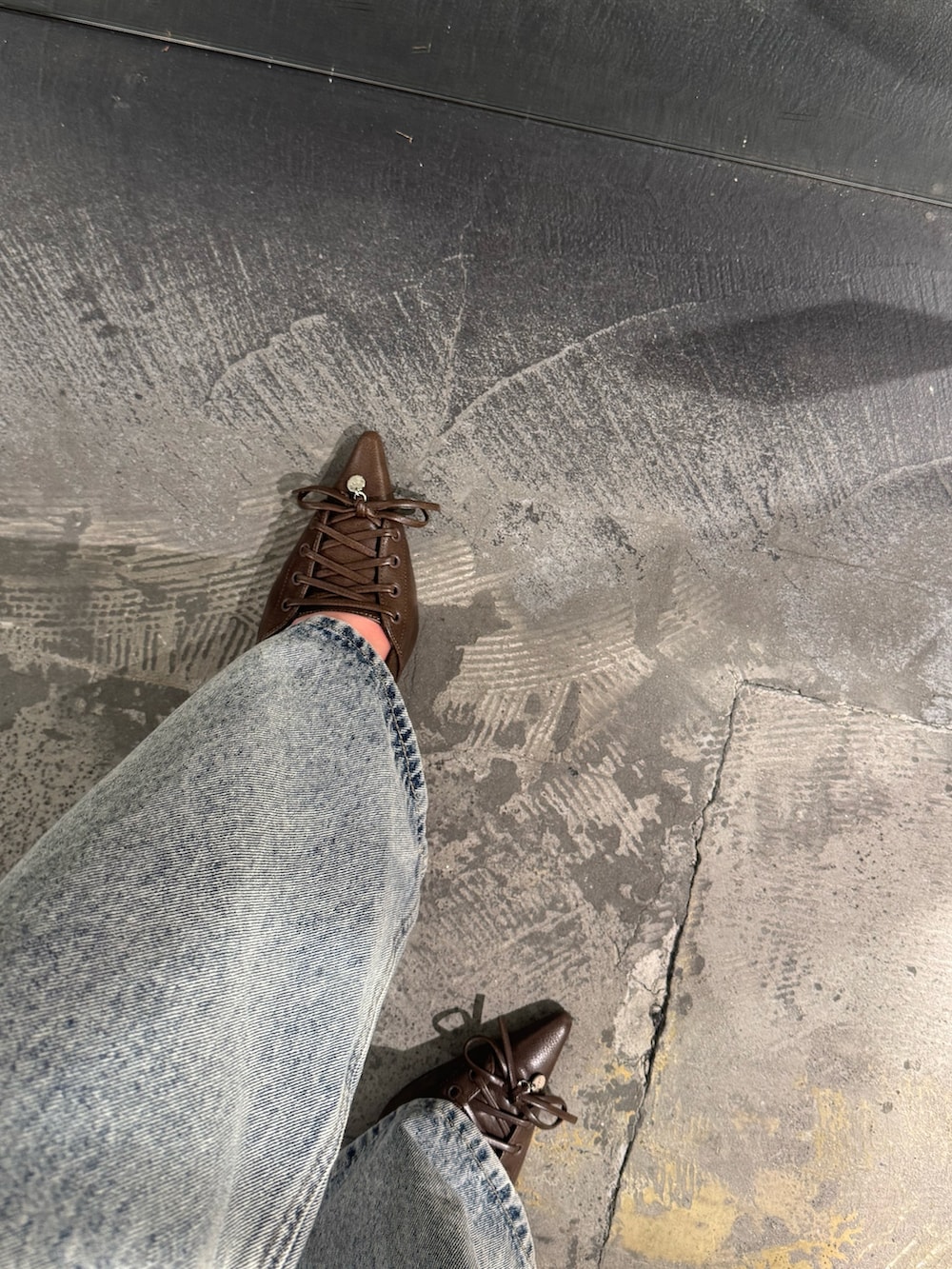 ブラック系のTシャツ/カットソー、ブルー系のタンクトップ、ブルー系のデニムパンツを着用したレディースの春コーディネートの6枚目の写真