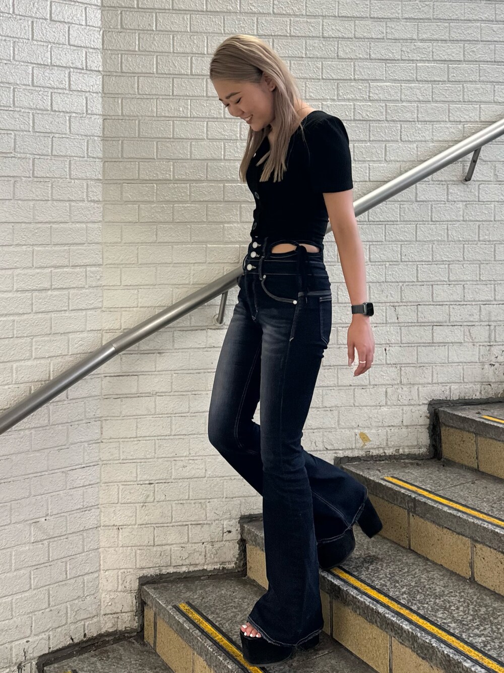 ブラック系のTシャツ/カットソー、ブルー系のデニムパンツ、ブラック系のサンダルを着用したレディースの夏コーディネートの2枚目の写真