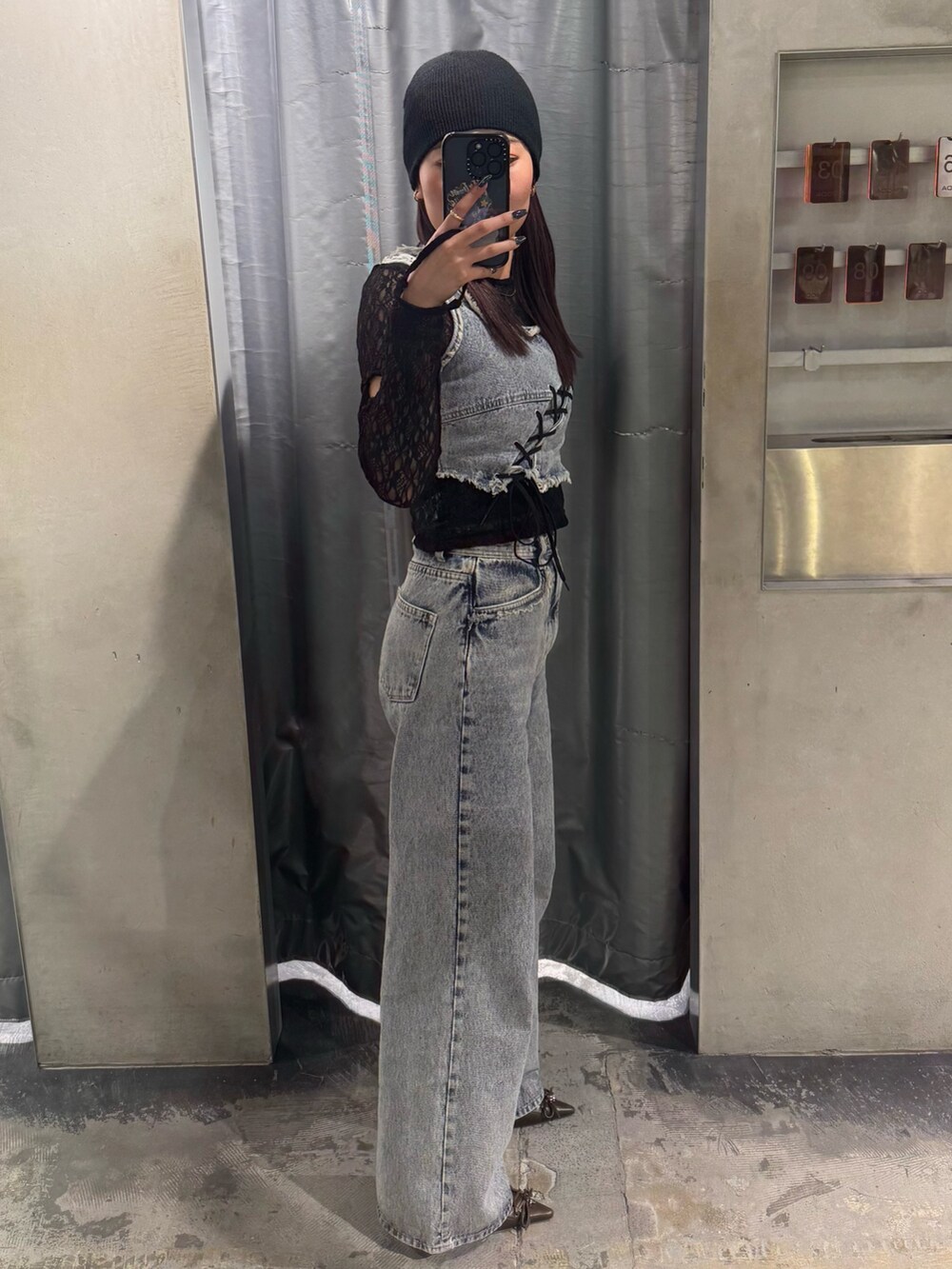 ブラック系のTシャツ/カットソー、ブルー系のタンクトップ、ブルー系のデニムパンツを着用したレディースの春コーディネートの2枚目の写真