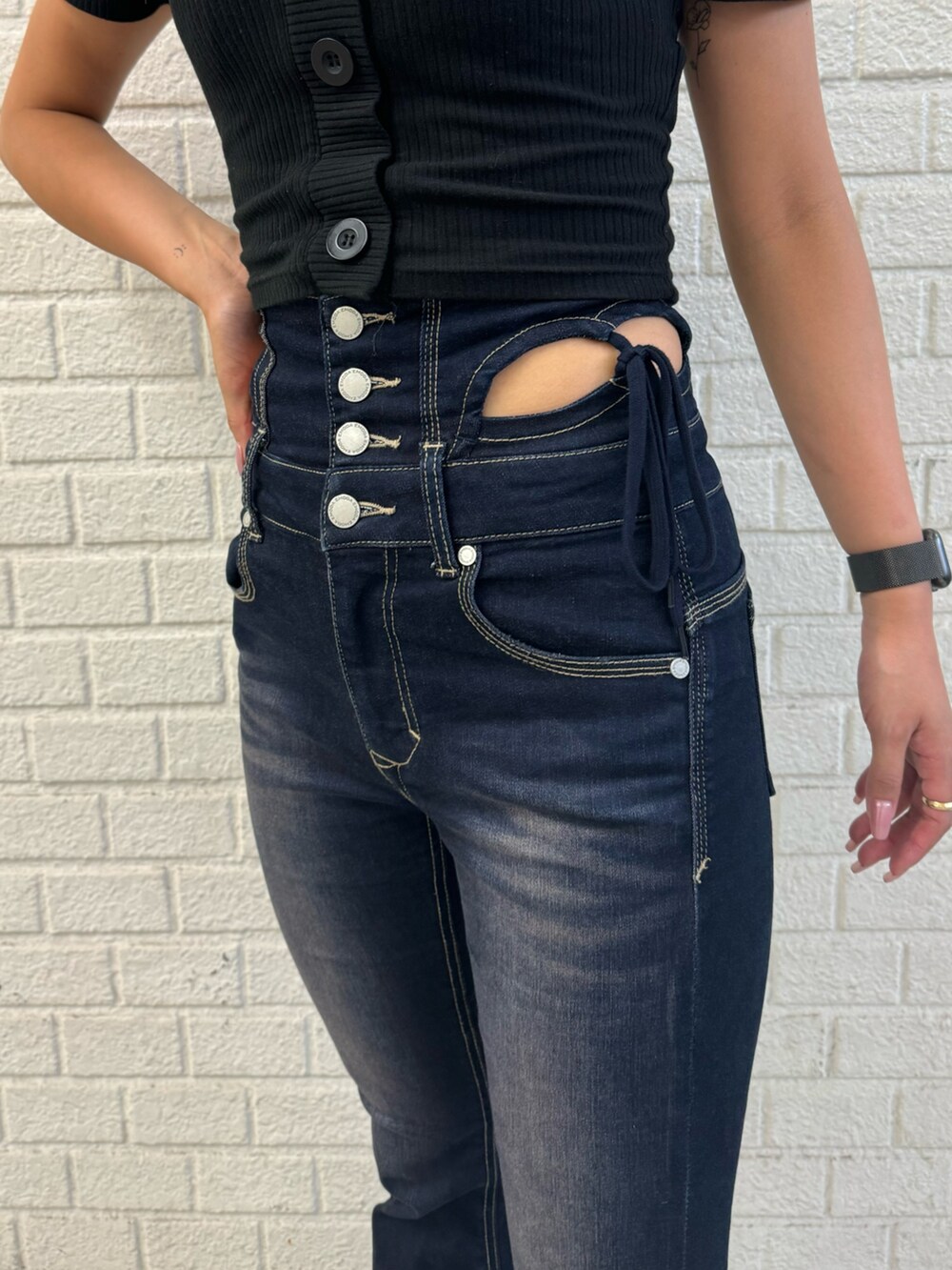 ブラック系のTシャツ/カットソー、ブルー系のデニムパンツ、ブラック系のサンダルを着用したレディースの夏コーディネートの6枚目の写真