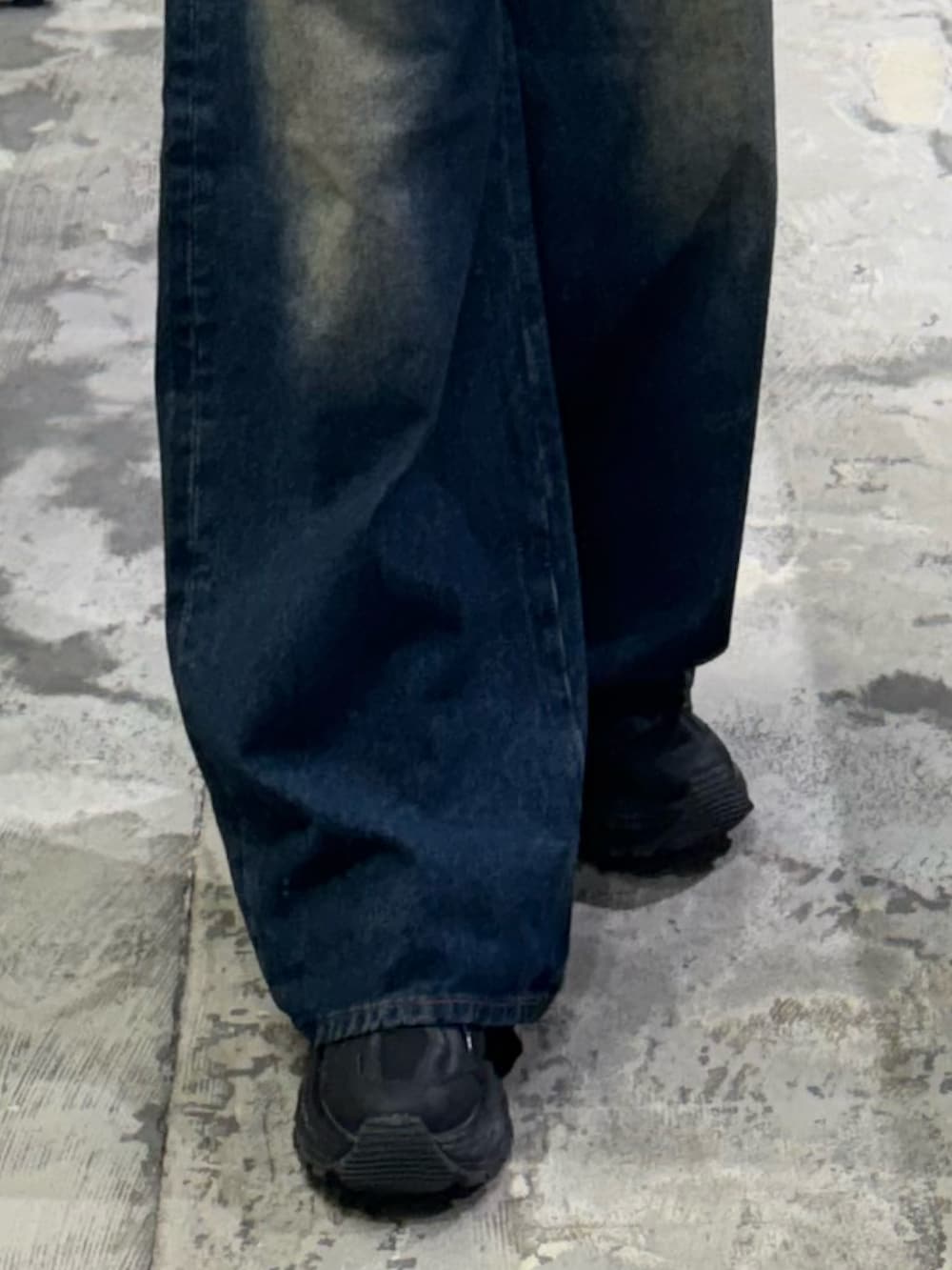 グレー系のTシャツ/カットソー、ブルー系のデニムパンツ、ブラック系のスニーカーを着用したレディースの秋コーディネートの7枚目の写真