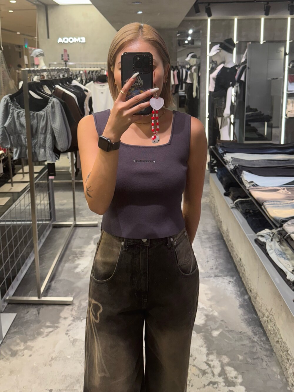 グレー系のTシャツ/カットソー、ブラック系のデニムパンツ、ブラック系のサンダルを着用したレディースの夏コーディネートの4枚目の写真