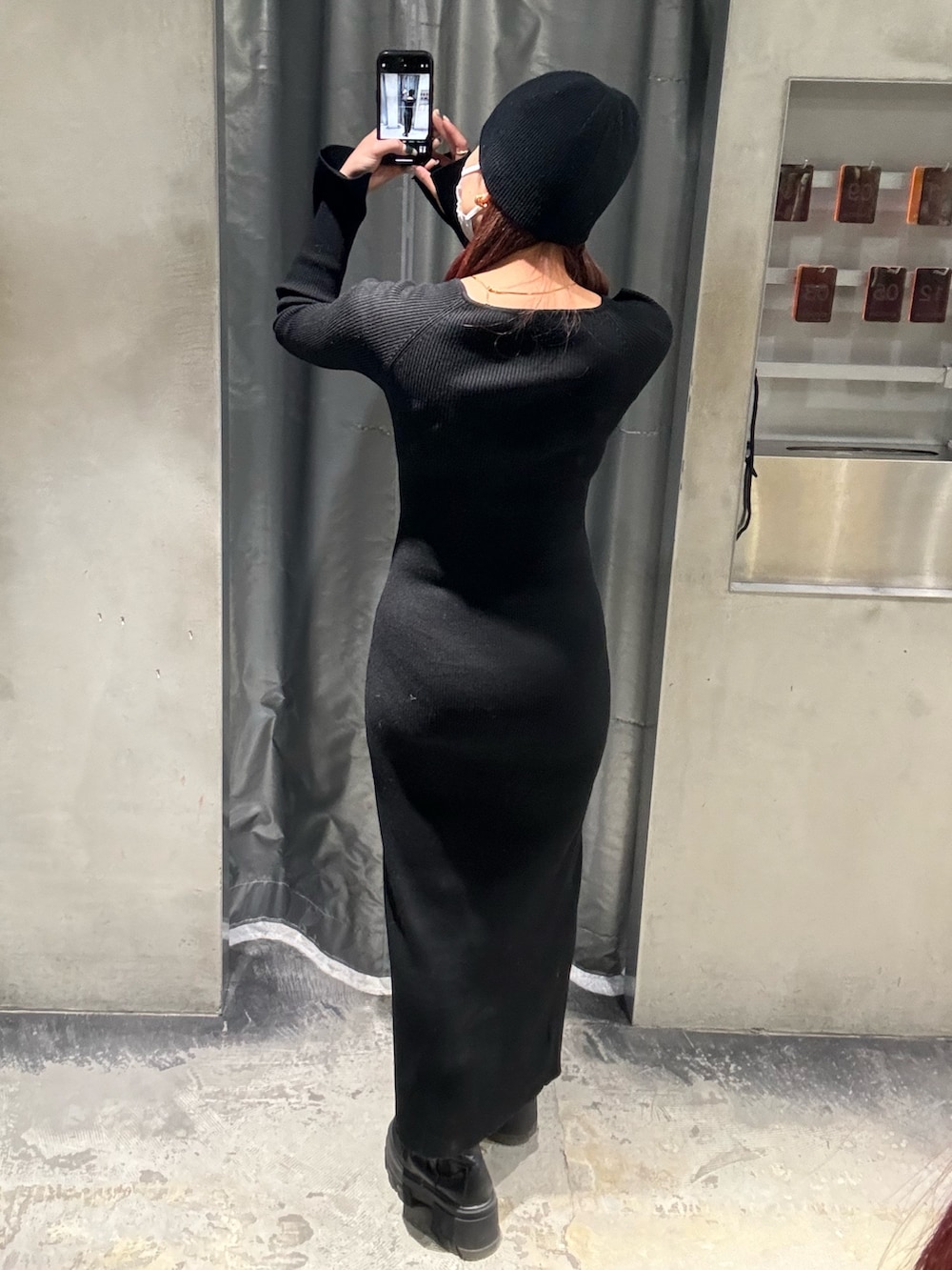 ブラック系のワンピース、ブラック系のブーツを着用したレディースの冬コーディネートの3枚目の写真