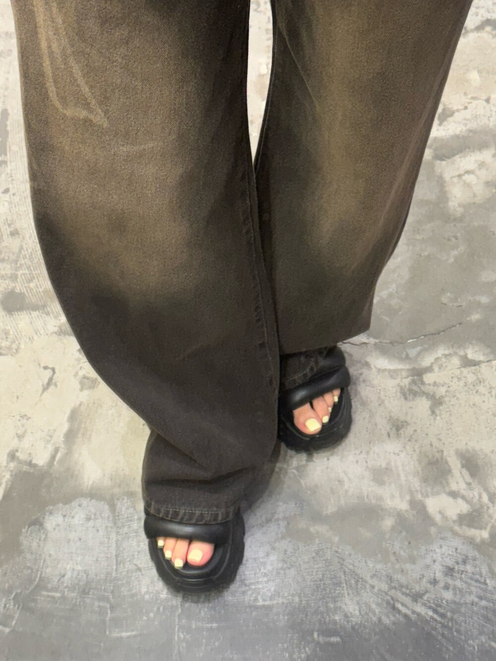 グレー系のTシャツ/カットソー、ブラック系のデニムパンツ、ブラック系のサンダルを着用したレディースの夏コーディネートの6枚目の写真