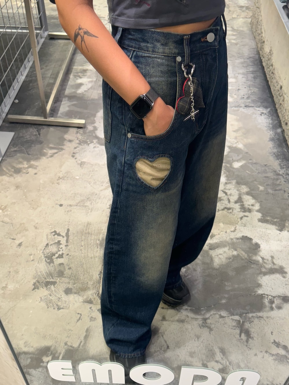 グレー系のTシャツ/カットソー、ブルー系のデニムパンツ、ブラック系のスニーカーを着用したレディースの秋コーディネートの5枚目の写真