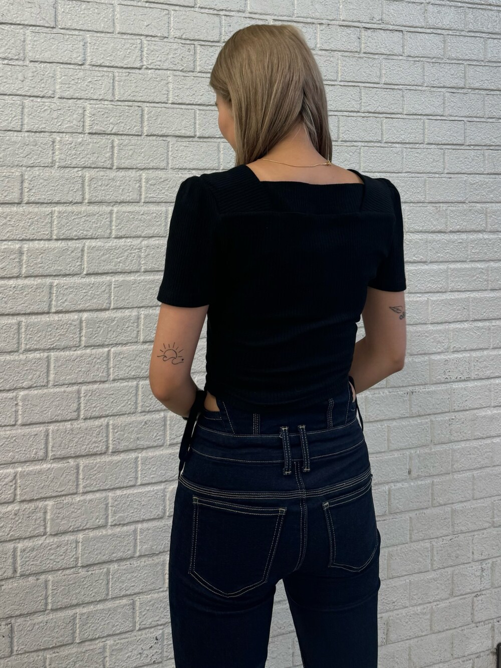 ブラック系のTシャツ/カットソー、ブルー系のデニムパンツ、ブラック系のサンダルを着用したレディースの夏コーディネートの5枚目の写真