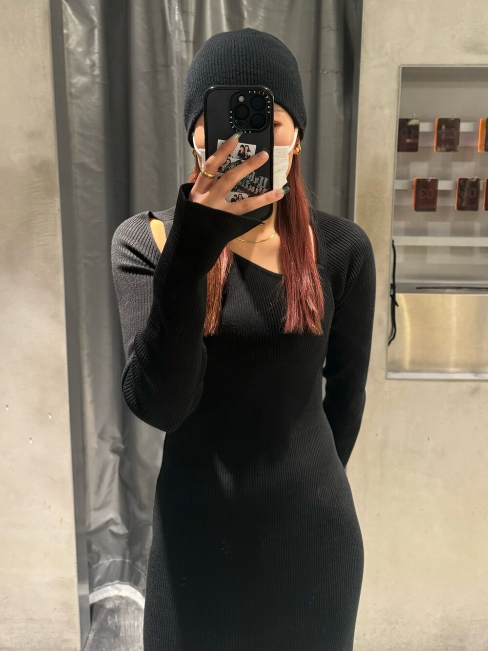 ブラック系のワンピース、ブラック系のブーツを着用したレディースの冬コーディネートの4枚目の写真