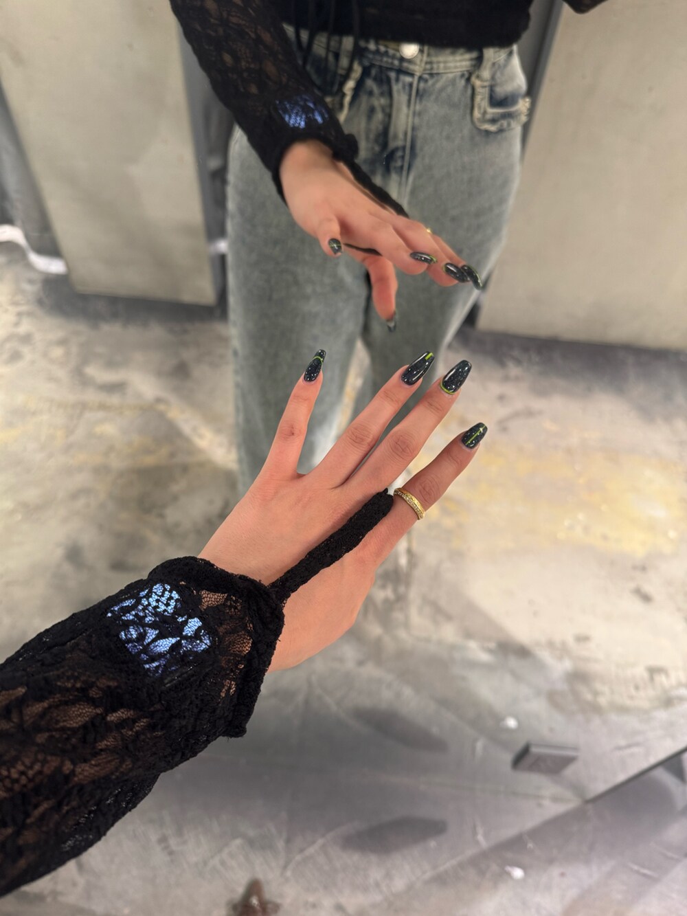 ブラック系のTシャツ/カットソー、ブルー系のタンクトップ、ブルー系のデニムパンツを着用したレディースの春コーディネートの5枚目の写真