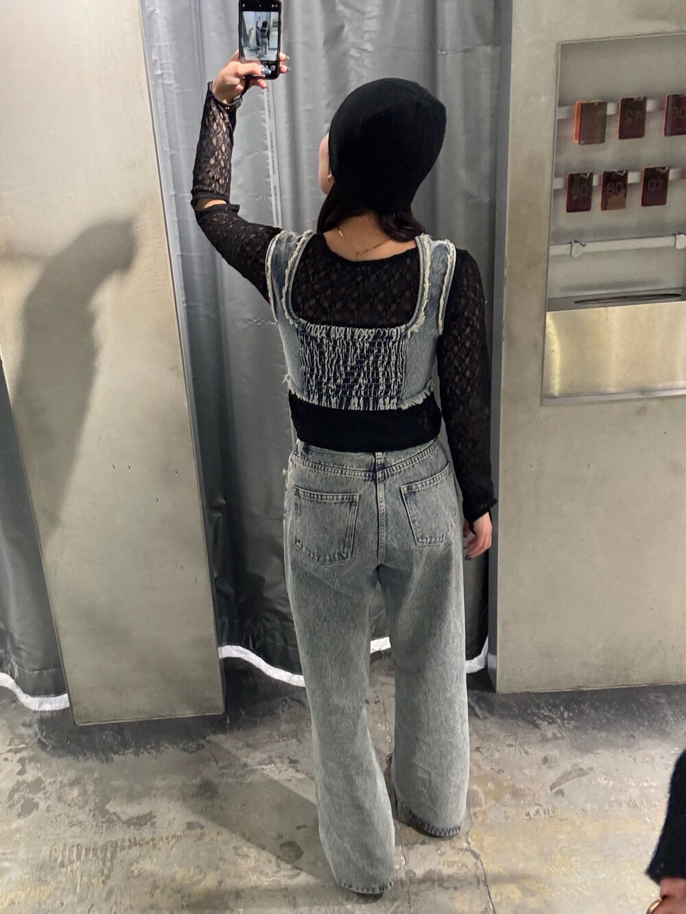 ブラック系のTシャツ/カットソー、ブルー系のタンクトップ、ブルー系のデニムパンツを着用したレディースの春コーディネートの3枚目の写真