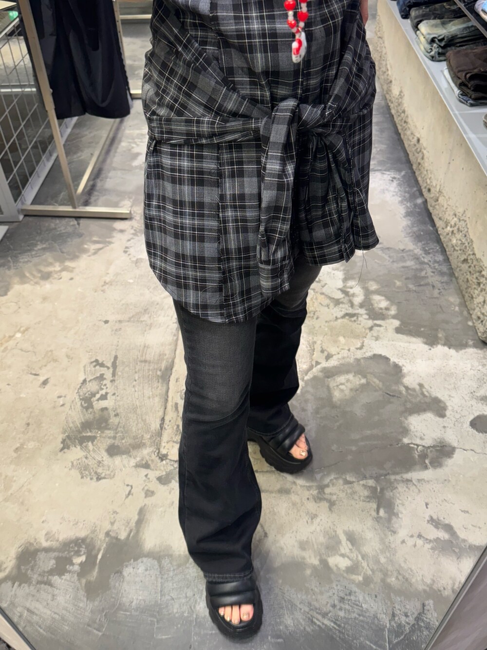 グレー系のワンピース、ブラック系のデニムパンツ、ブラック系のサンダルを着用したレディースの夏コーディネートの5枚目の写真