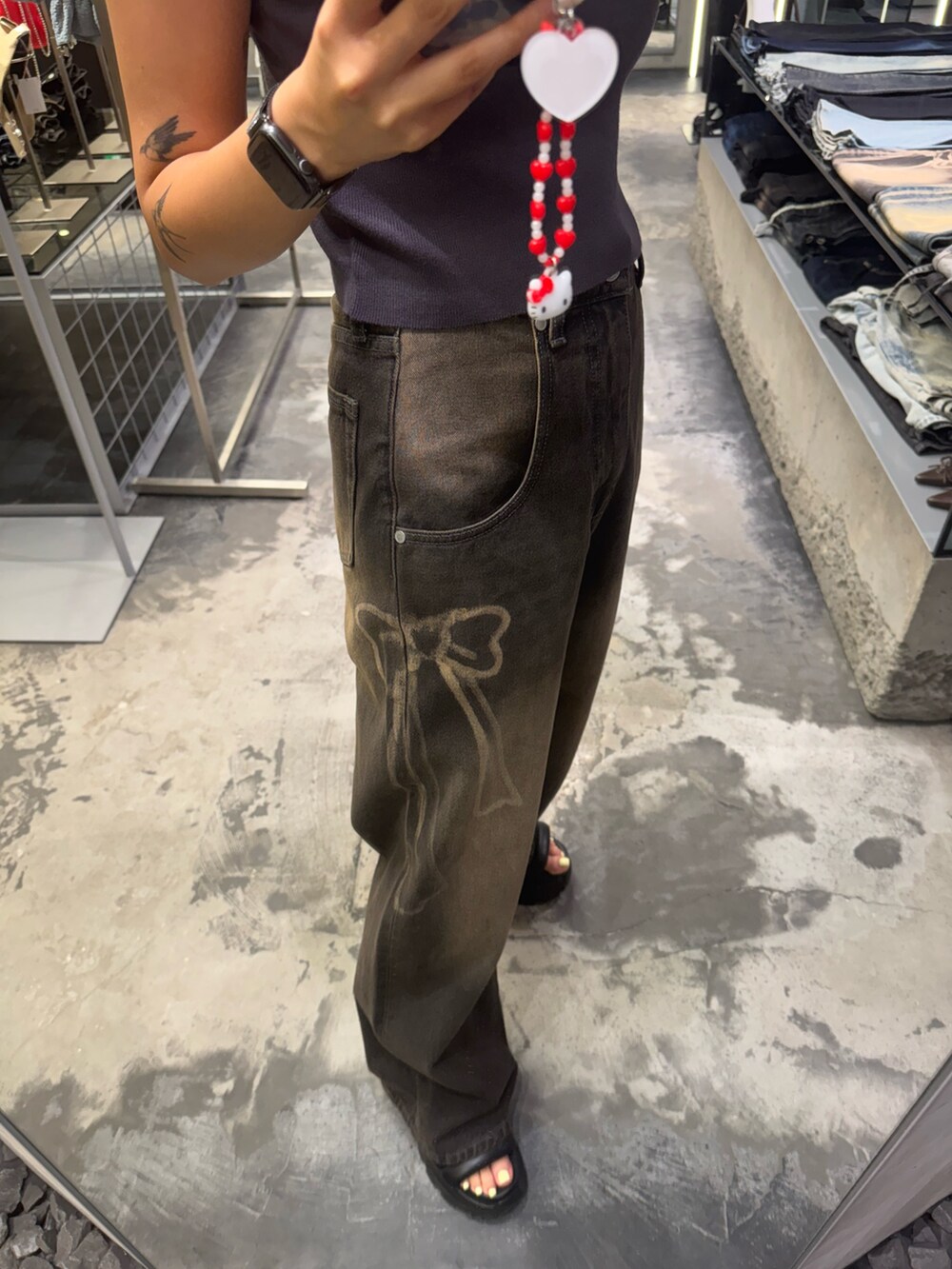 グレー系のTシャツ/カットソー、ブラック系のデニムパンツ、ブラック系のサンダルを着用したレディースの夏コーディネートの5枚目の写真