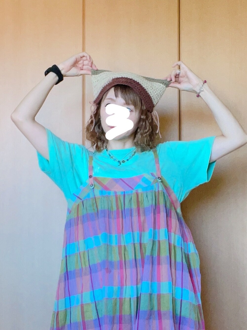 「古着MIX、キャミワンピ、ヒステリックグラマー、スーパーハッカ、アディダススニーカー、猫帽子」｜「HYSTERIC GLAMOURのアイテム（その他パンツ、レッド系）」を使った、*.⌘めんこ⌘.*さん（レディース・157cm）の秋コーディネートの2枚目の写真