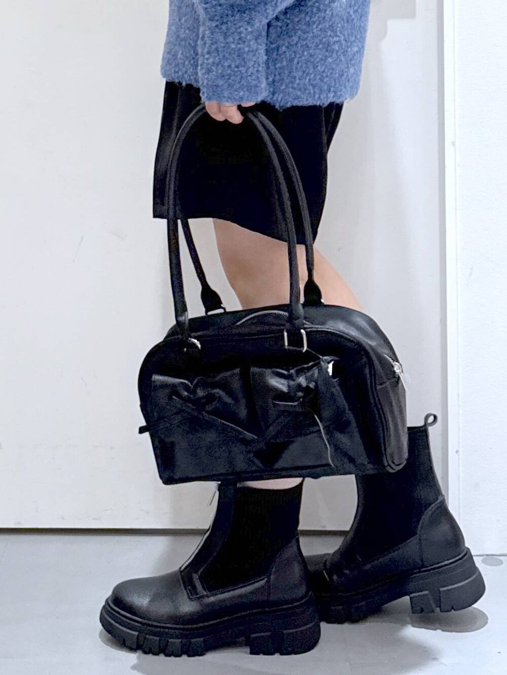 ブラック系のその他パンツ、ブラック系のハンドバッグ、ブラック系のブーツを着用したレディースの秋コーディネートの9枚目の写真