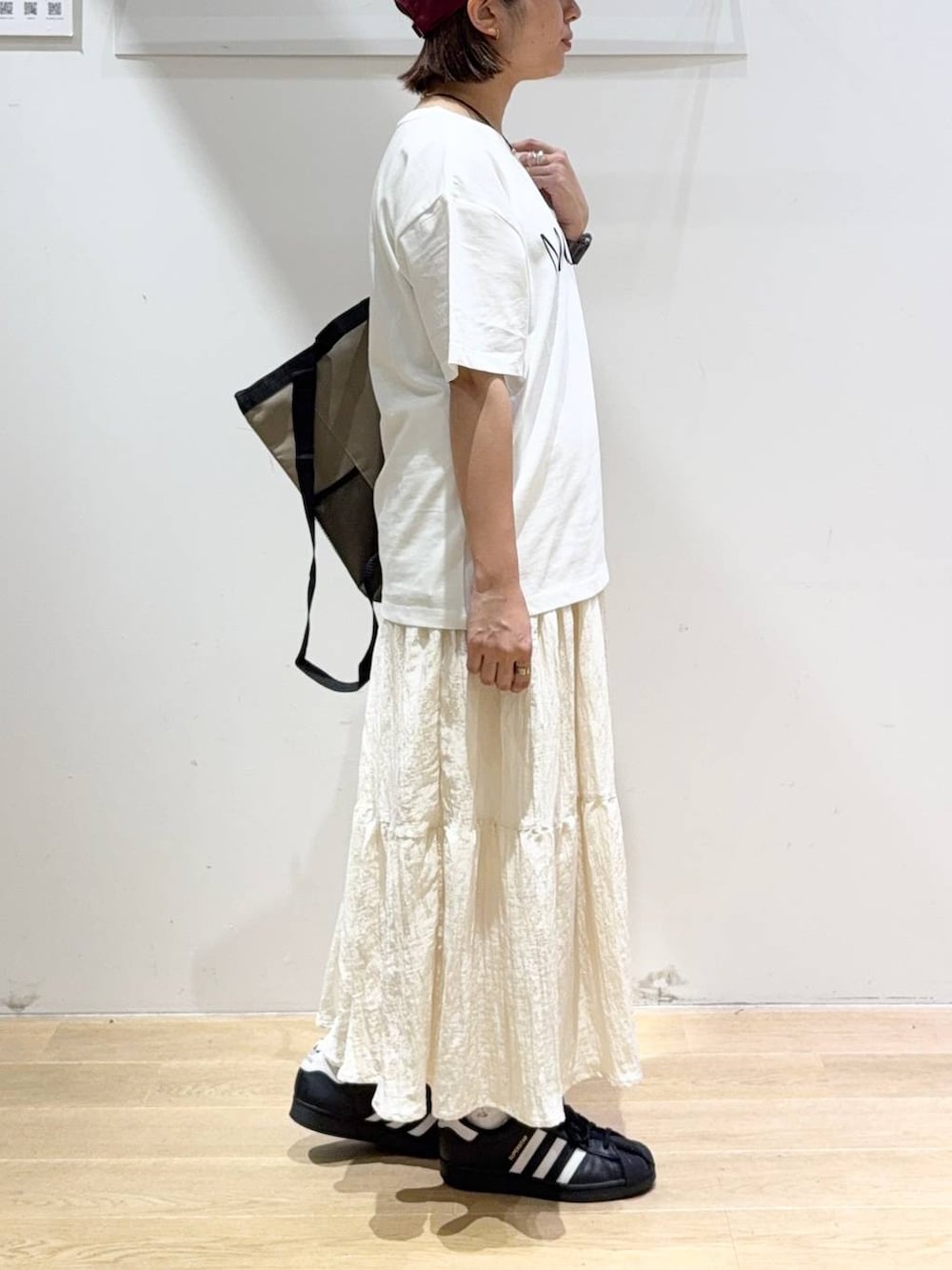 「低身長、ベーシック/シンプル、高見え、LAKOLE、Tシャツ、接触冷感、スカート、キャップ、ネックレス、生活雑貨、リュック・バッグ、カジュアル、カジュアルコーデ、デートコーデ、休日コーデ」｜「GLOBAL WORKのApple Watch UNISEXクリアバンド/118492（デジタル腕時計、ブラック系）」を使った、oisoさん（レディース・153cm）の夏コーディネートの3枚目の写真