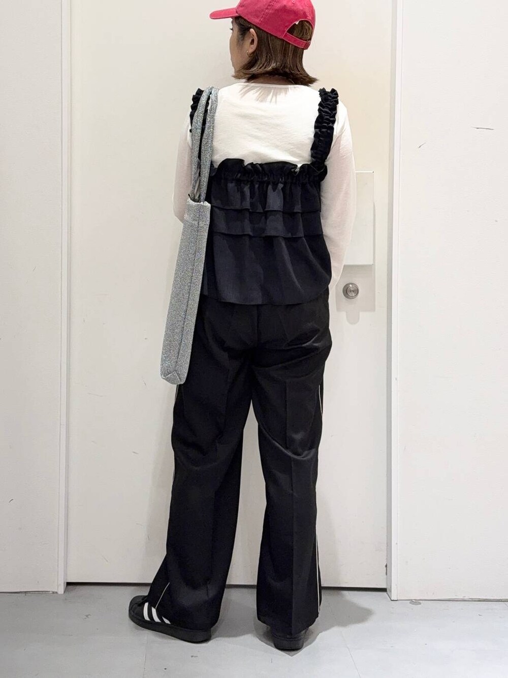 「低身長、ベーシック/シンプル、高見え、LAKOLE、ロンT、シアートップス、ビスチェ、レイヤードスタイル、スラックス、キャップ、トートバッグ、ワントーン、ブラックコーデ、韓国系、韓国ファッション」｜「LAKOLEのラメニットトートバッグ / 111758（トートバッグ、その他）」を使った、oisoさん（レディース・153cm）の春コーディネートの4枚目の写真