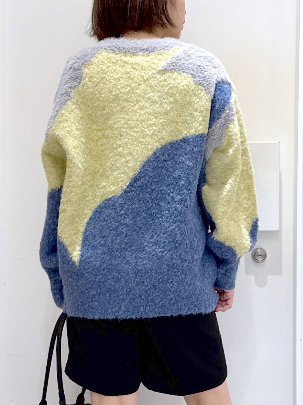 ブラック系のその他パンツ、ブラック系のハンドバッグ、ブラック系のブーツを着用したレディースの秋コーディネートの8枚目の写真
