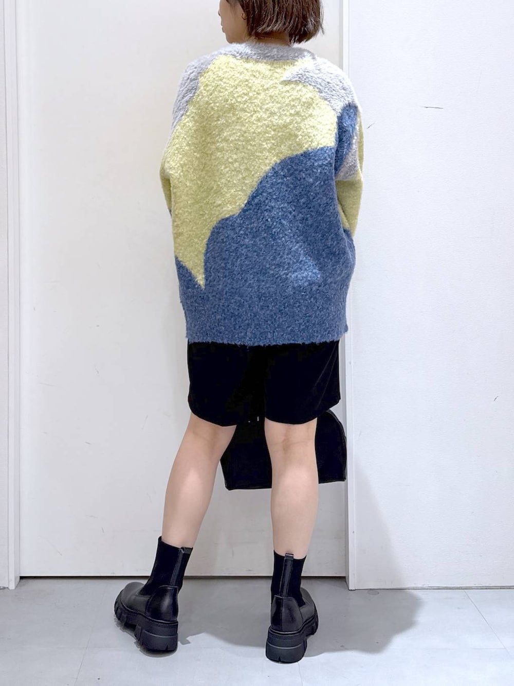 ブラック系のその他パンツ、ブラック系のハンドバッグ、ブラック系のブーツを着用したレディースの秋コーディネートの4枚目の写真