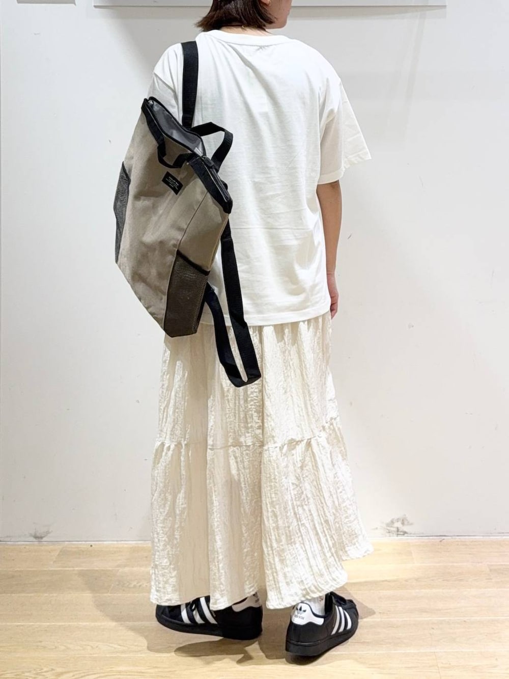 「低身長、ベーシック/シンプル、高見え、LAKOLE、Tシャツ、接触冷感、スカート、キャップ、ネックレス、生活雑貨、リュック・バッグ、カジュアル、カジュアルコーデ、デートコーデ、休日コーデ」｜「GLOBAL WORKのApple Watch UNISEXクリアバンド/118492（デジタル腕時計、ブラック系）」を使った、oisoさん（レディース・153cm）の夏コーディネートの4枚目の写真