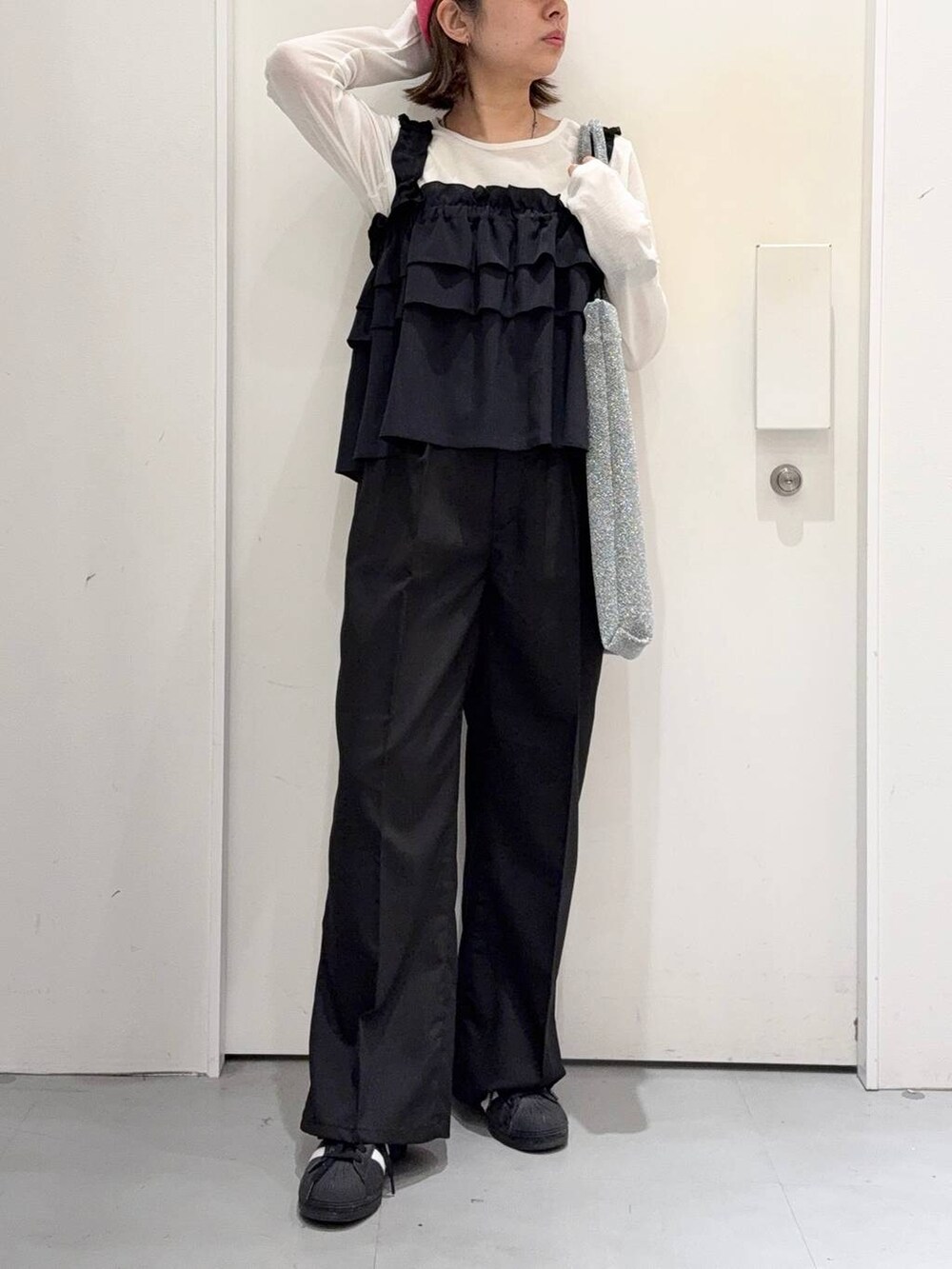 「低身長、ベーシック/シンプル、高見え、LAKOLE、ロンT、シアートップス、ビスチェ、レイヤードスタイル、スラックス、キャップ、トートバッグ、ワントーン、ブラックコーデ、韓国系、韓国ファッション」｜「LAKOLEのラメニットトートバッグ / 111758（トートバッグ、その他）」を使った、oisoさん（レディース・153cm）の春コーディネートの2枚目の写真