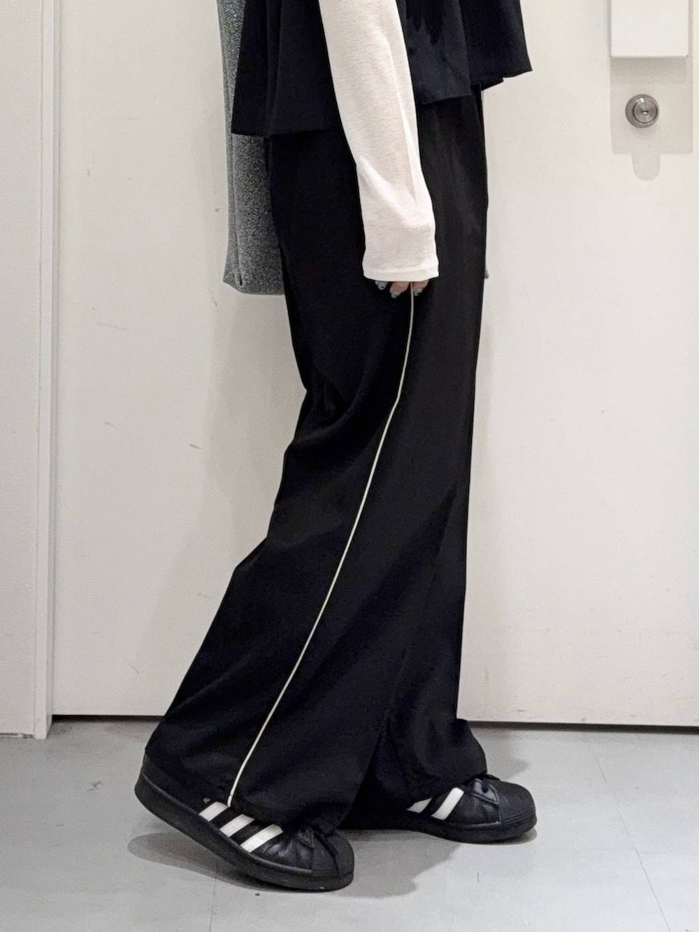 「低身長、ベーシック/シンプル、高見え、LAKOLE、ロンT、シアートップス、ビスチェ、レイヤードスタイル、スラックス、キャップ、トートバッグ、ワントーン、ブラックコーデ、韓国系、韓国ファッション」｜「LAKOLEのラメニットトートバッグ / 111758（トートバッグ、その他）」を使った、oisoさん（レディース・153cm）の春コーディネートの7枚目の写真