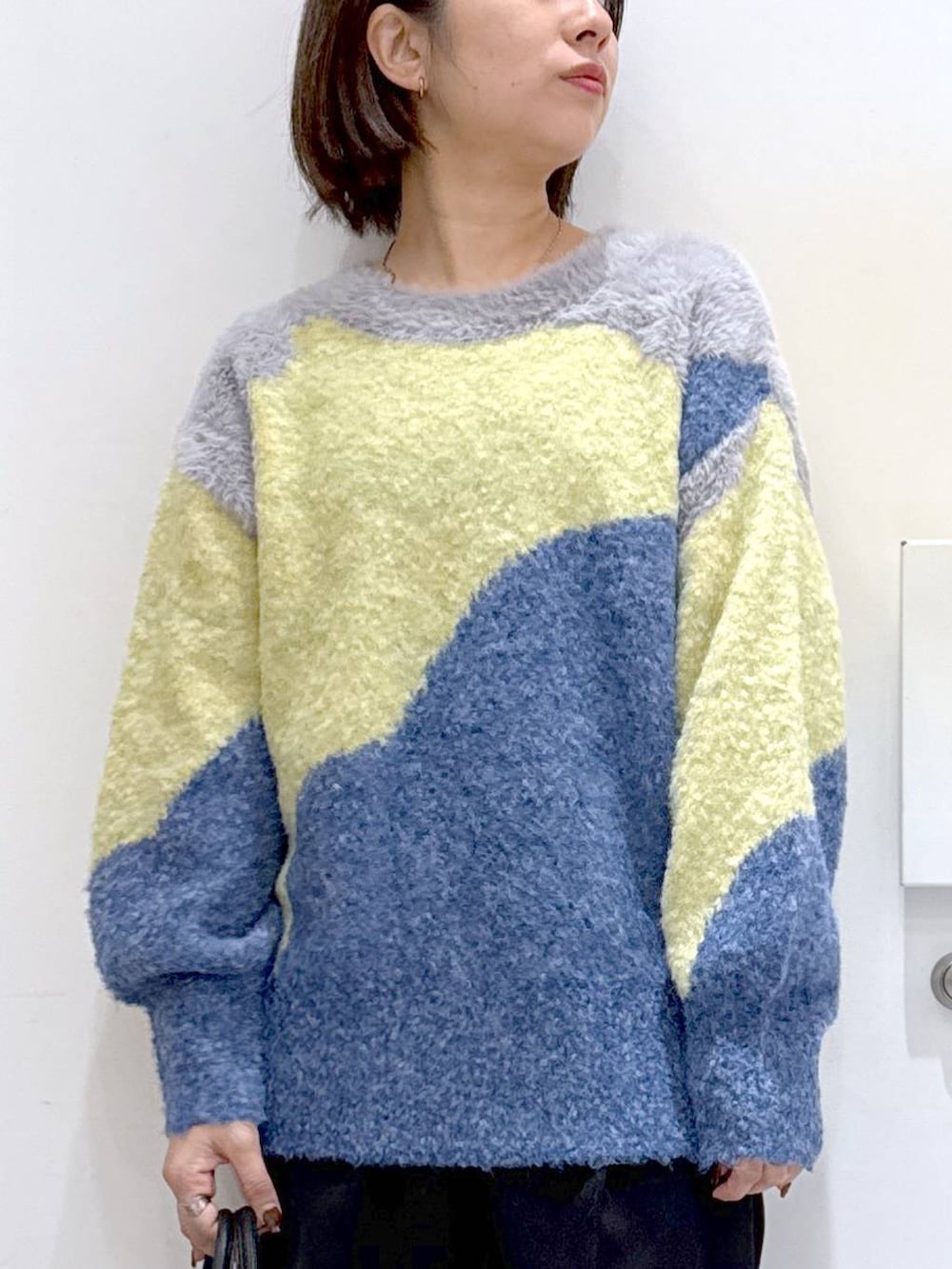 ブラック系のその他パンツ、ブラック系のハンドバッグ、ブラック系のブーツを着用したレディースの秋コーディネートの6枚目の写真