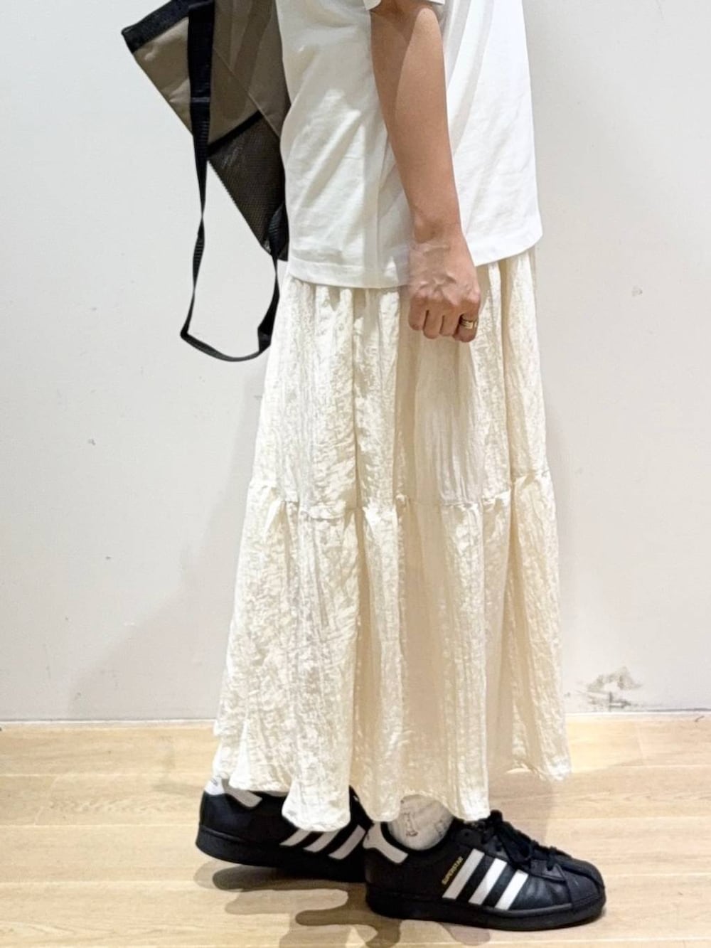 「低身長、ベーシック/シンプル、高見え、LAKOLE、Tシャツ、接触冷感、スカート、キャップ、ネックレス、生活雑貨、リュック・バッグ、カジュアル、カジュアルコーデ、デートコーデ、休日コーデ」｜「GLOBAL WORKのApple Watch UNISEXクリアバンド/118492（デジタル腕時計、ブラック系）」を使った、oisoさん（レディース・153cm）の夏コーディネートの7枚目の写真
