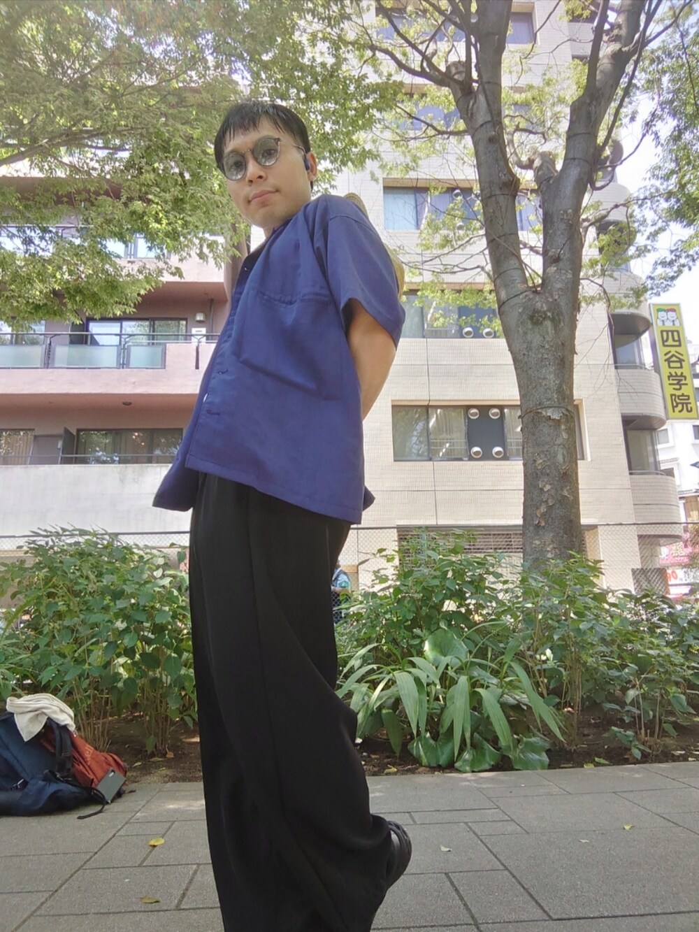 ブラック系のその他パンツ、ブルー系のジャケット/アウター、ホワイト系のTシャツ/カットソーを着用したメンズの夏コーディネートの2枚目の写真