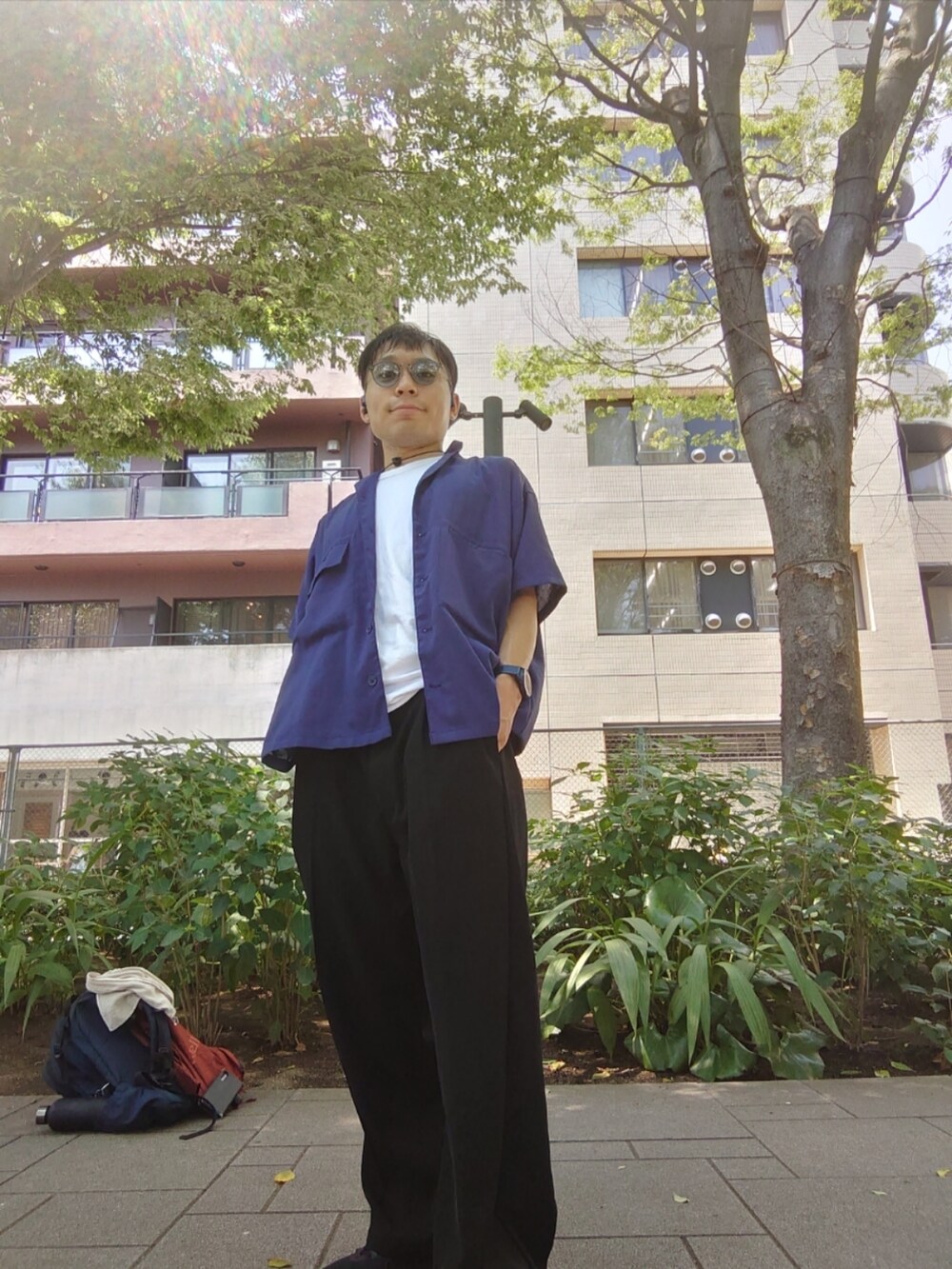 ブラック系のその他パンツ、ブルー系のジャケット/アウター、ホワイト系のTシャツ/カットソーを着用したメンズの夏コーディネートの4枚目の写真