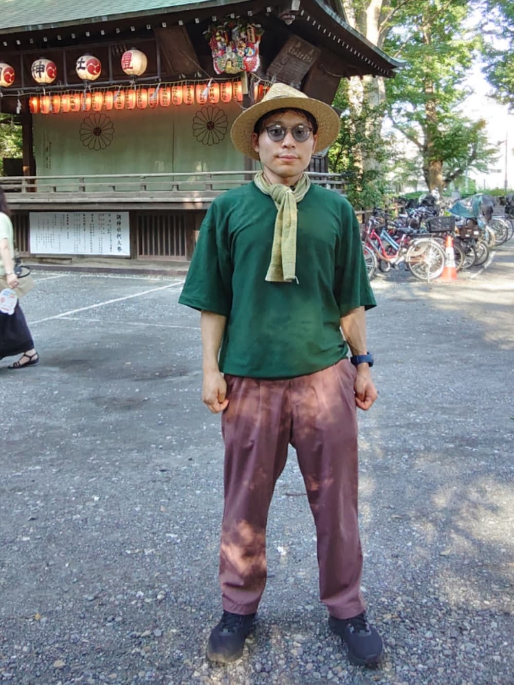 ピンク系のパンツ、グリーン系のTシャツ/カットソー、ブラック系のサングラスを着用したメンズの夏コーディネートの2枚目の写真