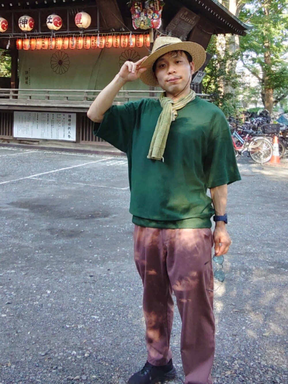 ピンク系のパンツ、グリーン系のTシャツ/カットソー、ブラック系のサングラスを着用したメンズの夏コーディネートの3枚目の写真