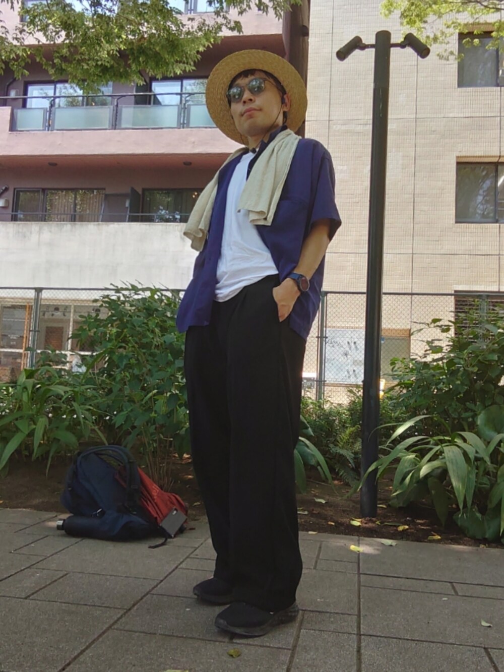 ブラック系のその他パンツ、ブルー系のジャケット/アウター、ホワイト系のTシャツ/カットソーを着用したメンズの夏コーディネートの3枚目の写真