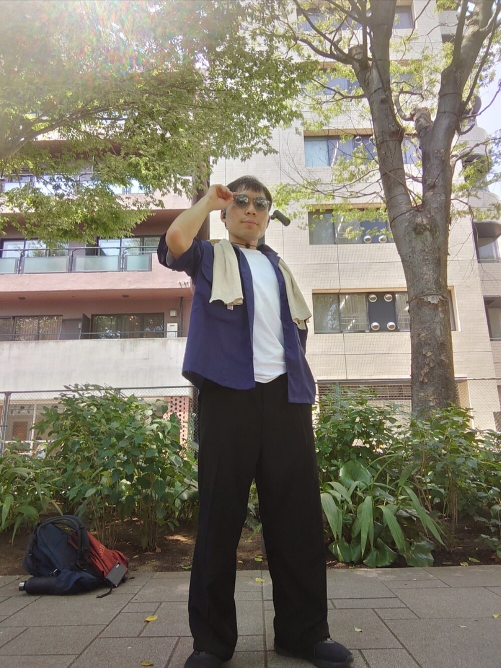 ブラック系のその他パンツ、ブルー系のジャケット/アウター、ホワイト系のTシャツ/カットソーを着用したメンズの夏コーディネートの5枚目の写真