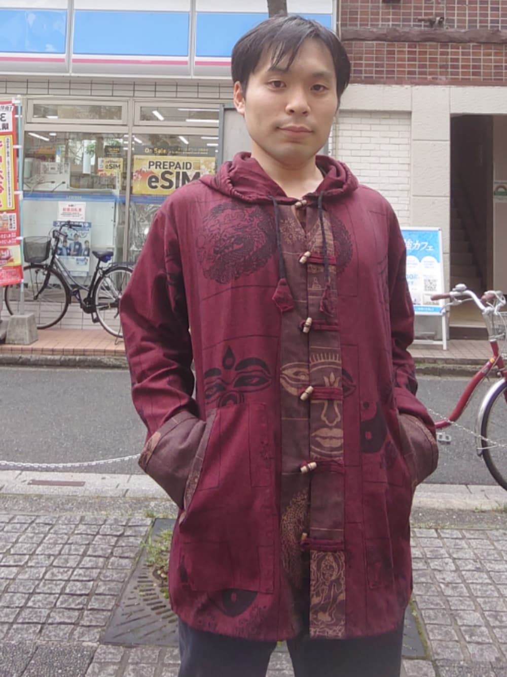「特撮、戦隊シリーズ、仮面ライダー、ヒーロー、赤コーデ、ネパール、民族衣装」｜「パリワールコレクションのアイテム（ジャケット/アウター、レッド系）」を使った、トシ渡邊さん（メンズ・162cm）の夏コーディネートの3枚目の写真
